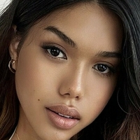 Asian Amber Desnuda