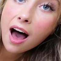 Lily Daisy Phillips Desnuda