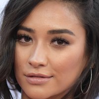 Shay Mitchell Desnuda